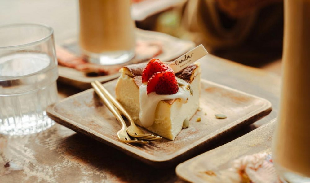 Були у шлюбі 25 років: Жінка подала на розлучення після того, як чоловік зʼїв її чизкейк