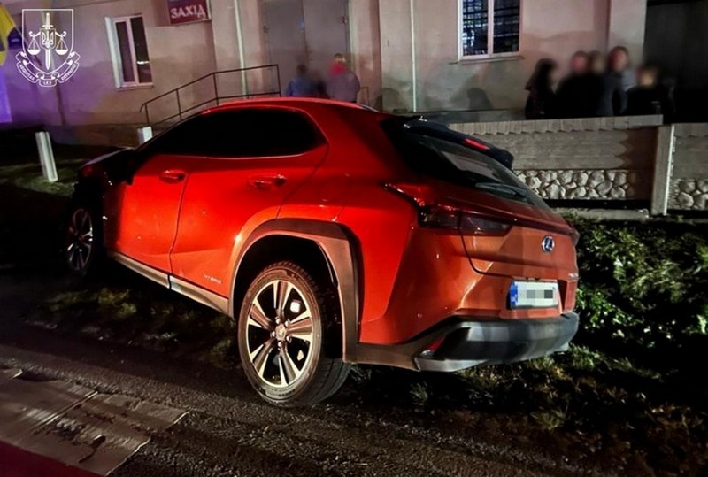 На Прикарпатті суддя на Lexus збила на переході двох пішоходів, один з них загинув (ФОТО)