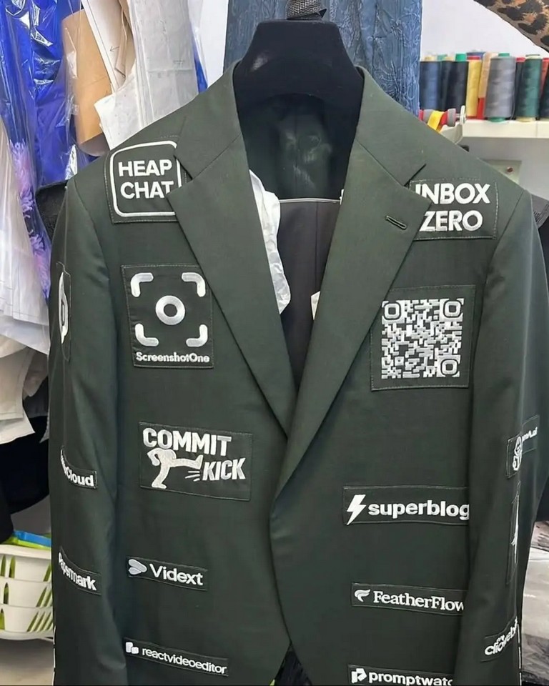 Заробив $10 000 на власному весіллі: жених перетворив костюм на місце для реклами (ФОТО)