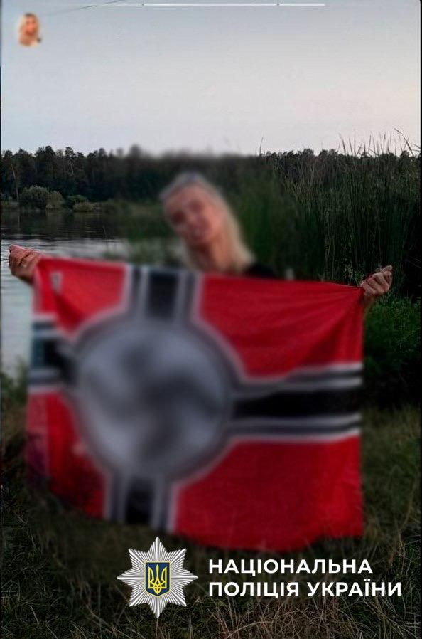 Справу киянки, що позувала з нацистським прапором, передали до суду (ФОТО)