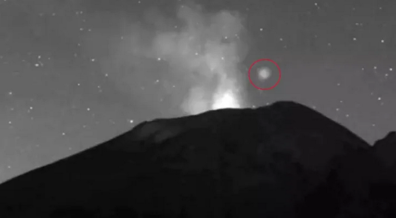 НЛО чи дрон, дивне явище над мексиканським вулканом обговорюють у соцмережах