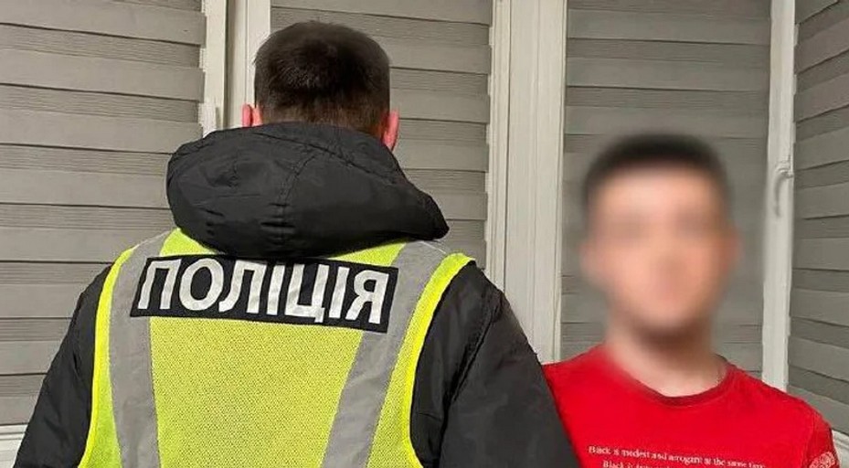 У Києві молодик співав російські пісні у поліцейській формі та записував це на відео