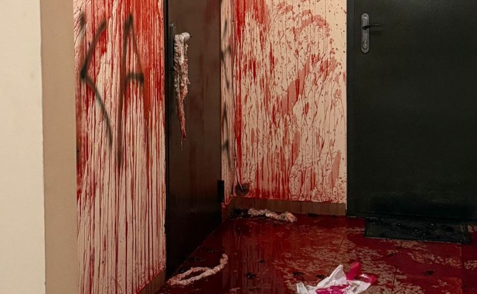 У Києві засудили чоловіка, який облив двері колишньої дівчини кров’ю та розкидав кишки