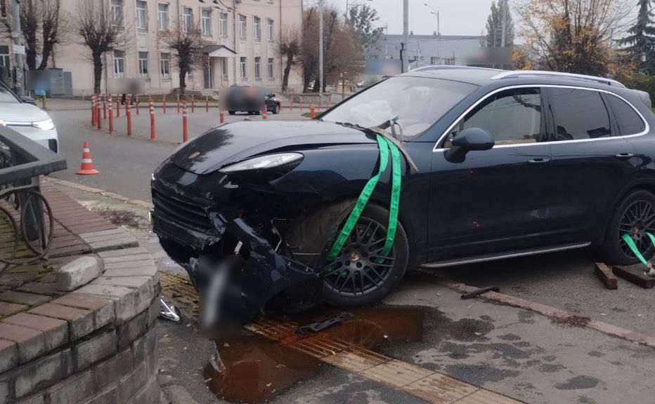 У Києві п’яна водійка без прав вилетіла на Porsche на тротуар і врізалася в огорожу (ФОТО)