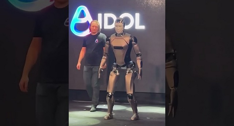 У Москві презентували робота з обличчям Путіна – він впав, зробивши кілька кроків (ВІДЕО)