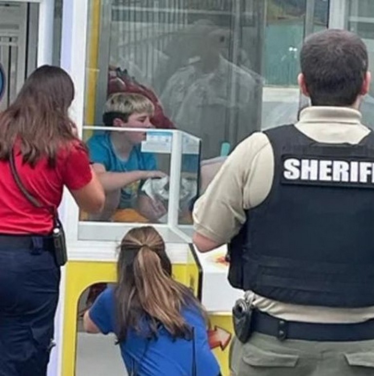 Спробувавши вкрасти приз із грального автомата, 13-річний хлопчик застряг усередині (ФОТО)