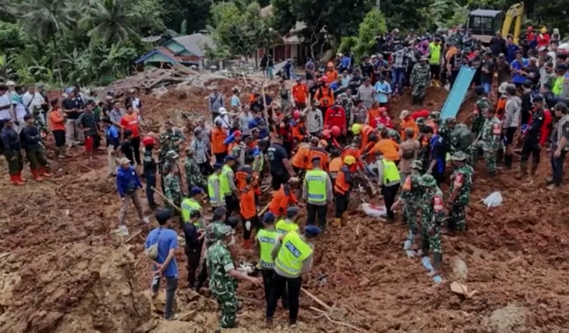 Трагедія в Індонезії: зсув поховав будинки, тривають пошуки зниклих (ВІДЕО)