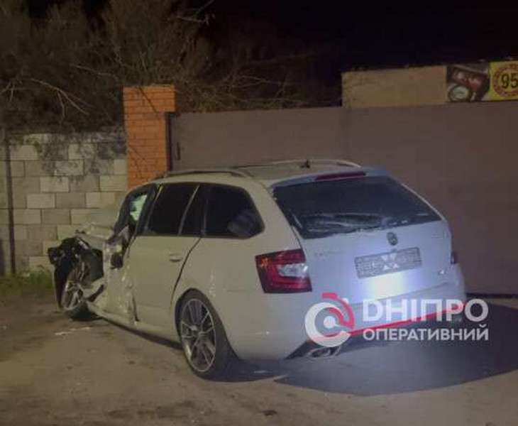 Розчавлений легковик та потрощений транспорт: у Дніпрі сталася масштабна ДТП (ФОТО)