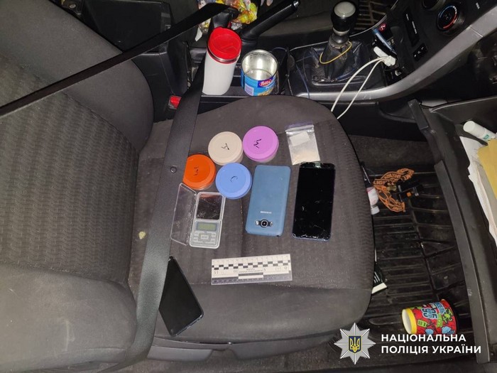 На столичному Печерську затримали таксиста-наркозбувача (ФОТО)