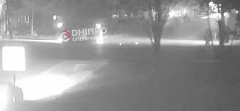 Автівка пролетіла на боці кілька метрів: у Дніпрі ввечері сталася гучна ДТП (ВІДЕО)