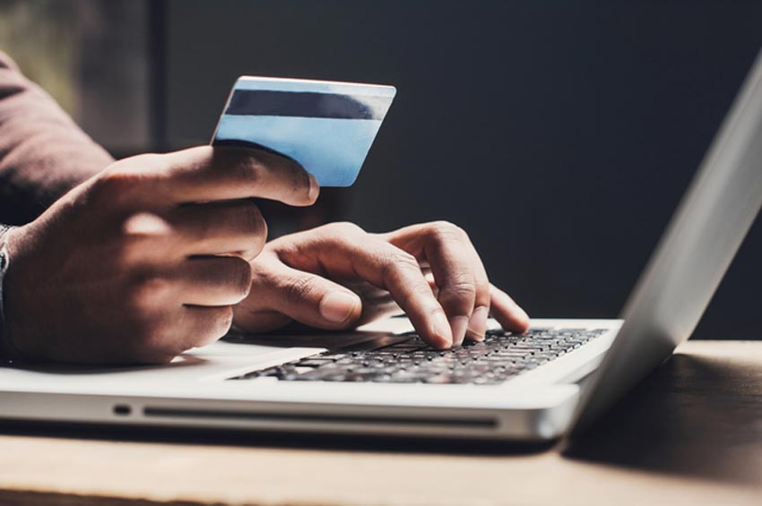 У Києві засуджено зловмисника, який в автобусі обікрав чоловіка та взяв на його ім’я кредит