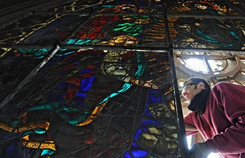 У Римі чиновник упав зі сходів і пробив головою історичний вітраж (ВІДЕО)