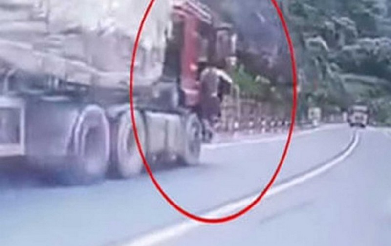 Спритний китаєць примудрився наздогнати «вантажівку, що втекла» (ВІДЕО)