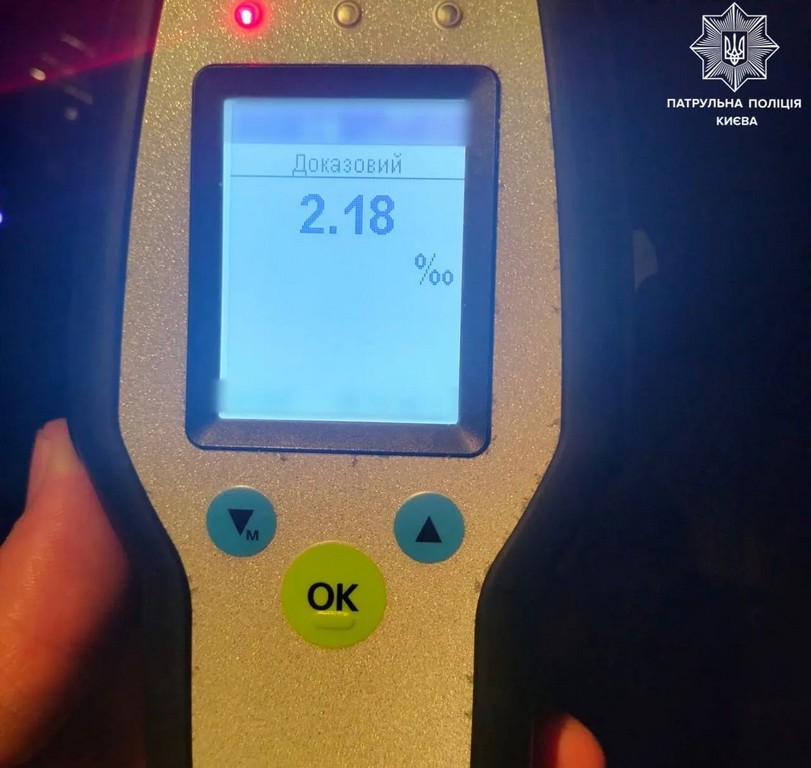 У Києві п’яний водій фури "зніс" близько 50 метрів металевого відбійника (ФОТО)