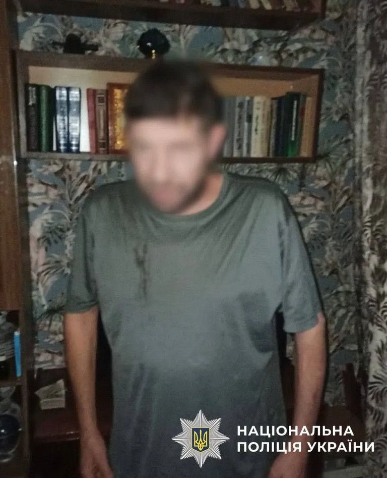 У Києві чоловік через зауваження погрожував сусідці німецьким автоматом часів Другої світової війни (ФОТО)