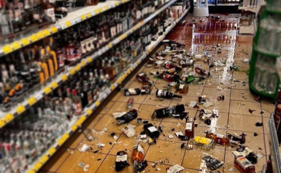 У Києві затримано дебошира, який у магазині побив купу пляшок з алкоголем (ВІДЕО)