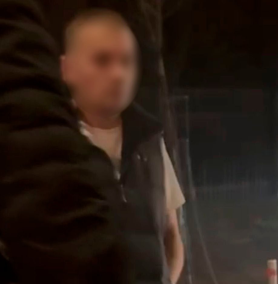 У Києві водій Porsche Cayenne скоїв ДТП, вдарив жінку та поранив молодика з травмату (ФОТО)