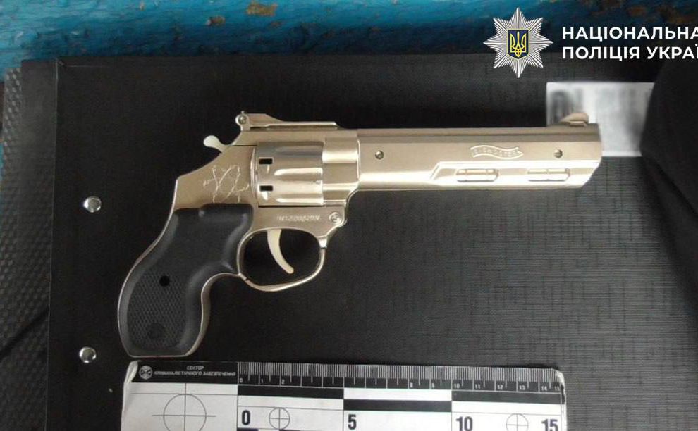 У Києві грабіжник відібрав гроші у дівчини, погрожуючи іграшковим пістолетом (ФОТО)