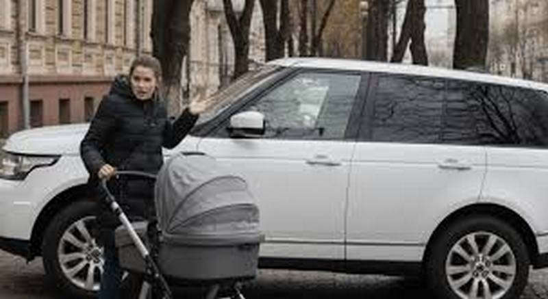 У Дніпрі Range Rover заблокував тротуар: мама з візочком провчила водія (ІВІДЕО)