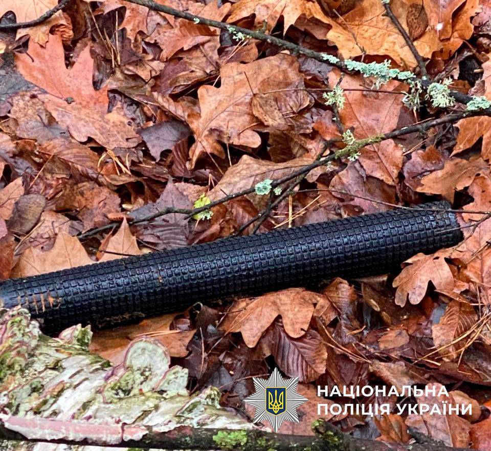 У київському лісі знайшли уламки дрона з вибухівкою: територію оточено (ФОТО)