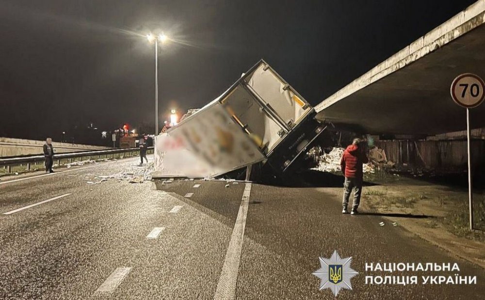 Смертельна ДТП під Києвом: вантажівка MAN із причепом врізалась у міст
