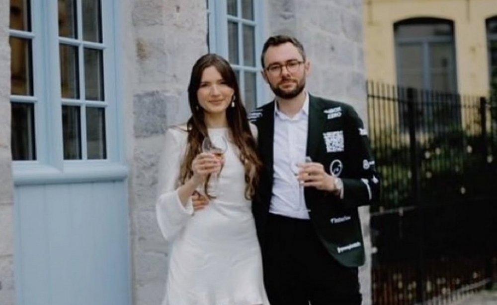 Заробив $10 000 на власному весіллі: жених перетворив костюм на місце для реклами (ФОТО)