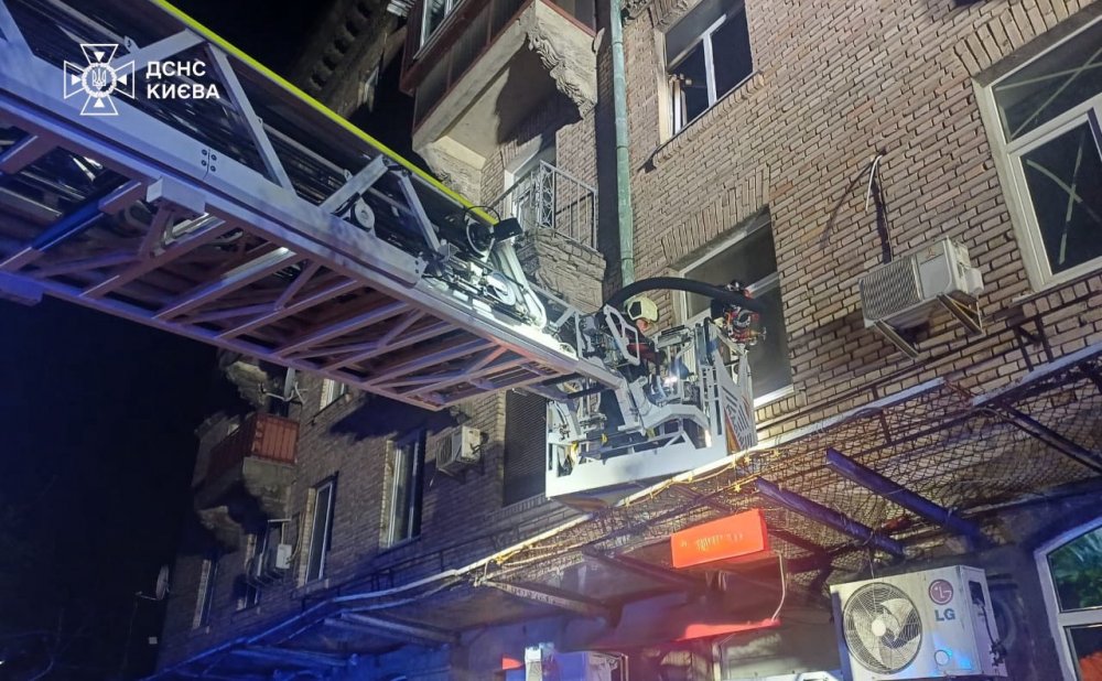 Вогонь у столичній п’ятиповерхівці: рятувальники запобігли трагедії (ФОТО)