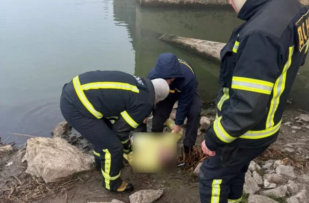 Рятувальники дістали з річки тіло жінки - подробиці трагедії (ФОТО)