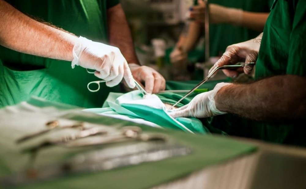 Померла під час операції із імплантації сідниць: столичному хірургу повідомили про підозру