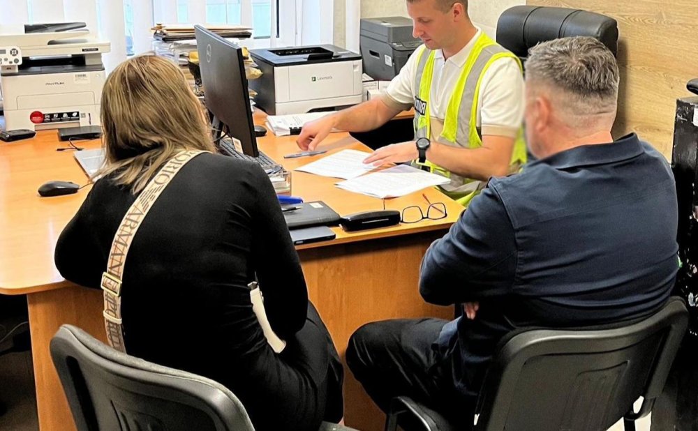 Справу киянки, що позувала з нацистським прапором, передали до суду (ФОТО)