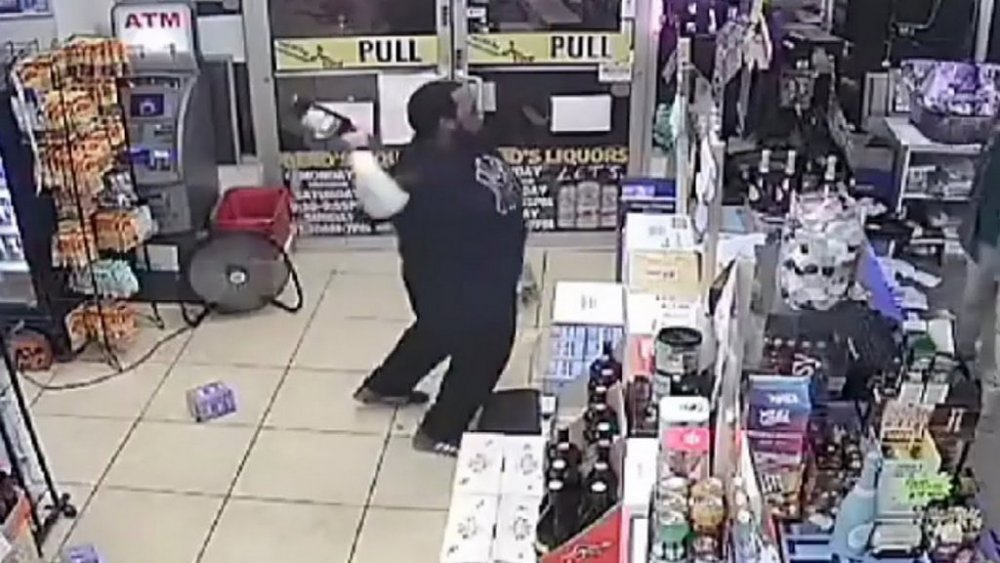 Покупець, у якого не вистачило грошей на вино, почав кидатися пляшками у продавців (ВІДЕО)