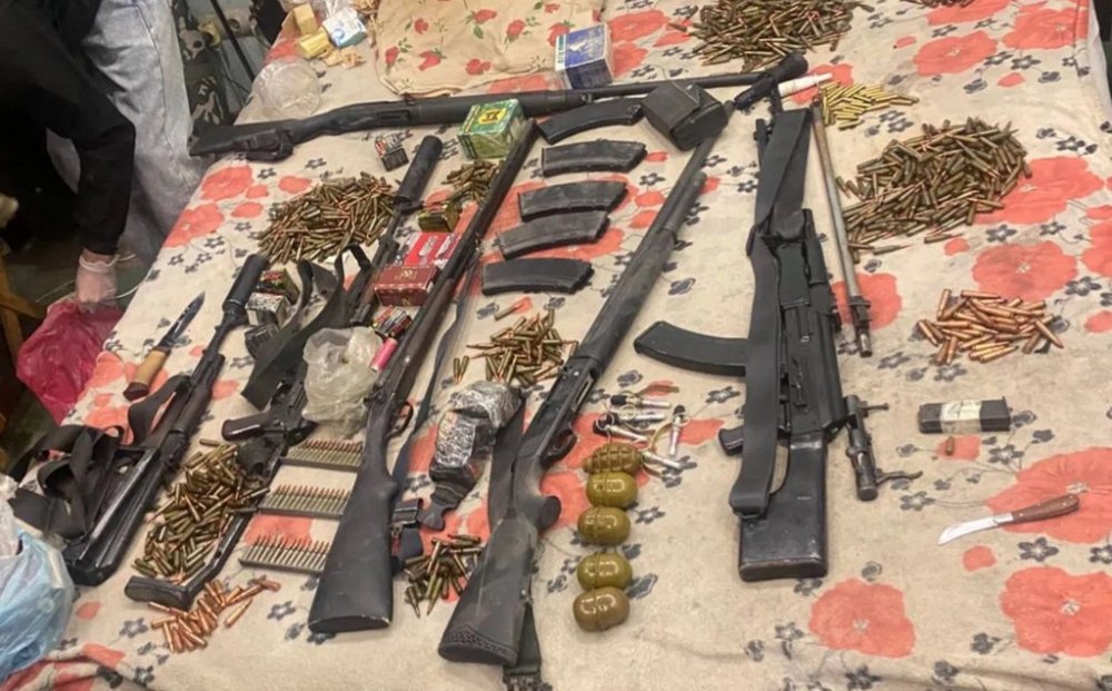 У мешканця Київщини вдома знайшли кулемет та іншу зброю