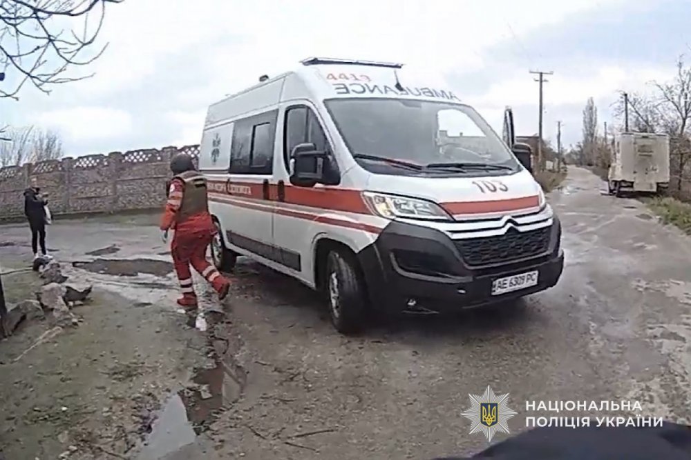 На Дніпропетровщині поліцейський врятував чоловіка, пораненого під час удару рф по вантажівці (ВІДЕО)