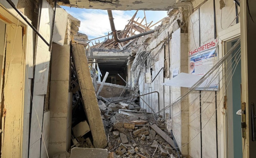 Ворожий безпілотник зніс дах лікарні в Подільському районі (ФОТО)