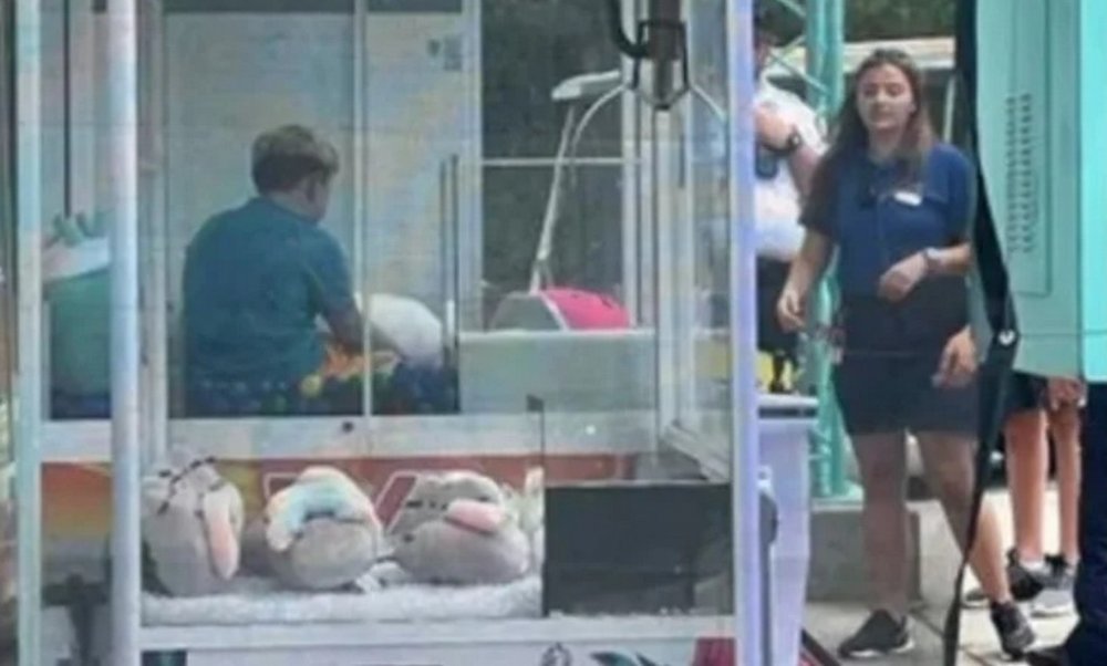 Спробувавши вкрасти приз із грального автомата, 13-річний хлопчик застряг усередині (ФОТО)