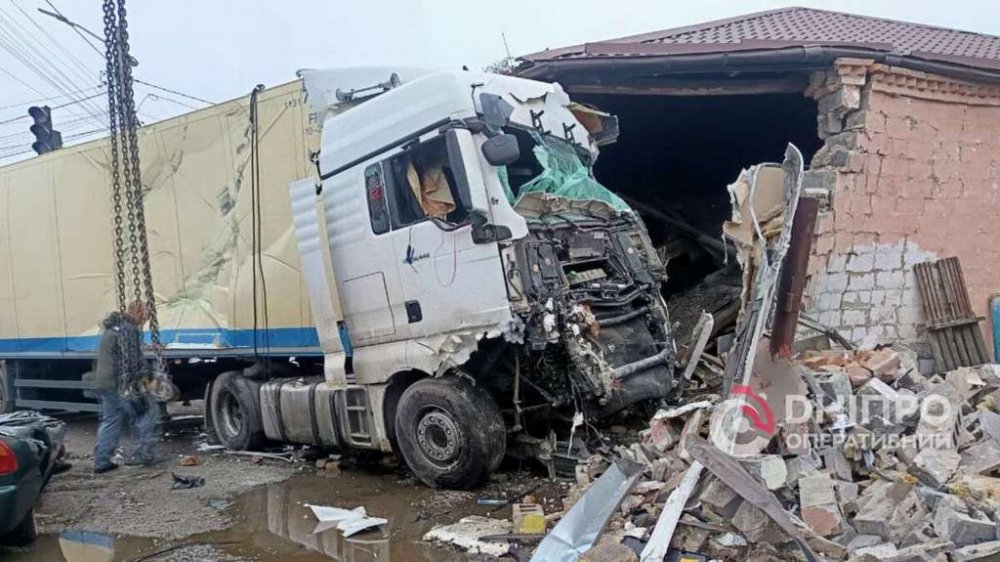 Розчавлений легковик та потрощений транспорт: у Дніпрі сталася масштабна ДТП (ФОТО)