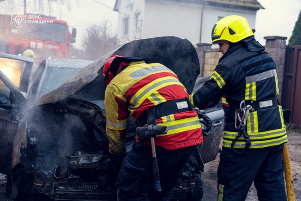 Авто спалахнуло просто на ходу: у Сумах рятувальники ледь встигли зупинити вогонь (ВІДЕО)