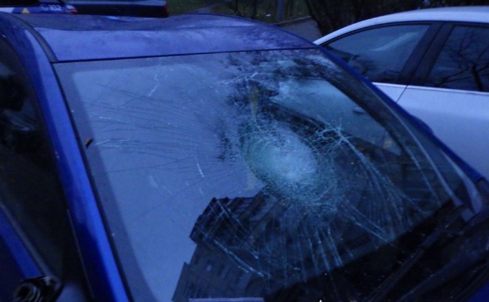 Стрибав по даху: у Києві молодик у п’яному чаді розтрощив чужий автомобіль (ФОТО)