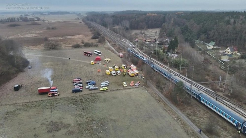 У Чехії сталося лобове зіткнення пасажирських потягів, десятки людей травмовані (ФОТО)