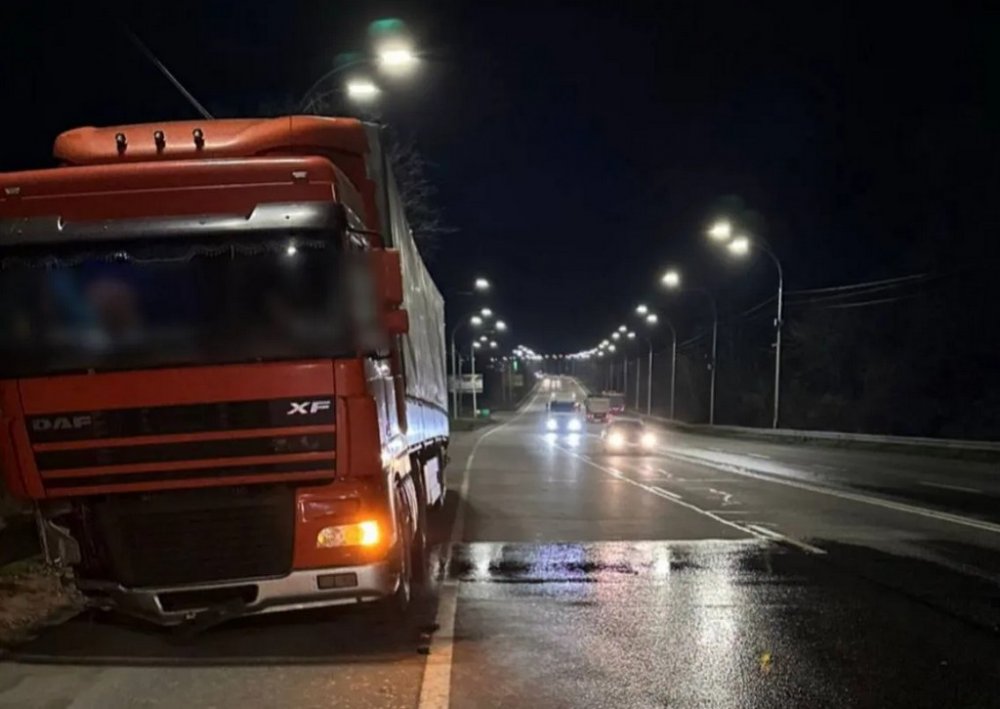 У Києві п’яний водій фури "зніс" близько 50 метрів металевого відбійника (ФОТО)