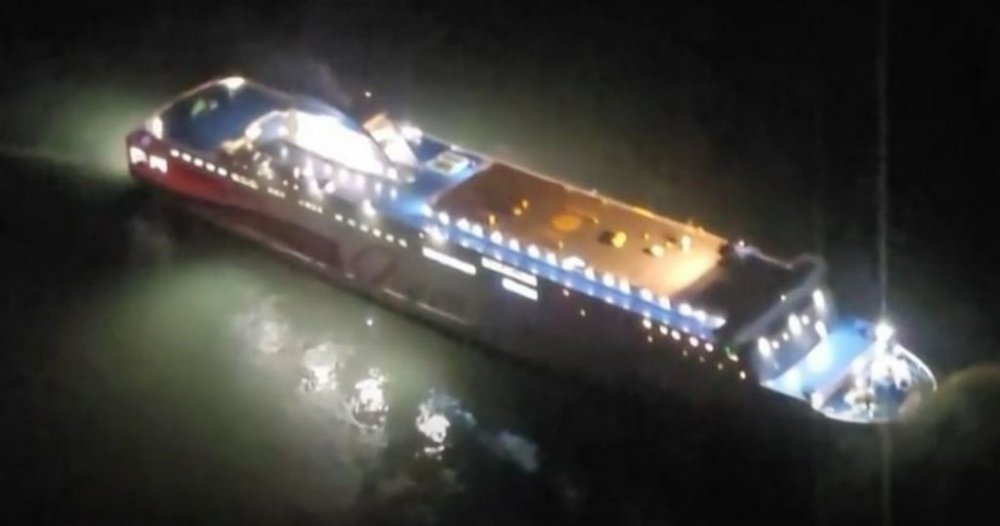 Пором із сотнями пасажирів сів на мілину біля Мокпо (ВІДЕО)