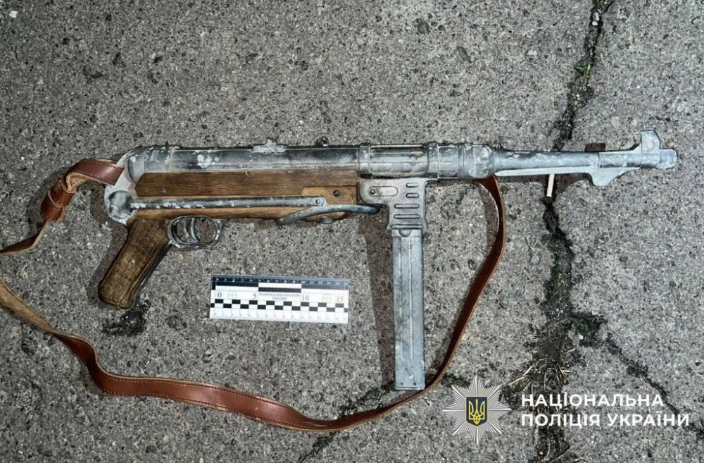 У Києві чоловік через зауваження погрожував сусідці німецьким автоматом часів Другої світової війни (ФОТО)