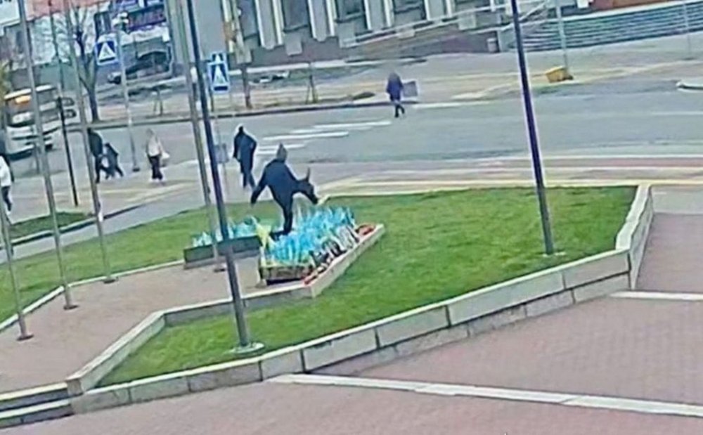 На Київщині суд арештував чоловіка, який обікрав матір, побив жінок і ногами збив прапорці з іменами полеглих воїнів