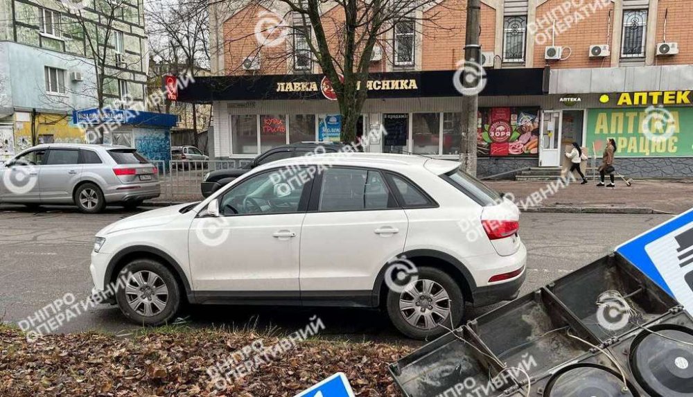 У Дніпрі Chevrolet на швидкості зніс світлофор після зіткнення з Audi (ВІДЕО)