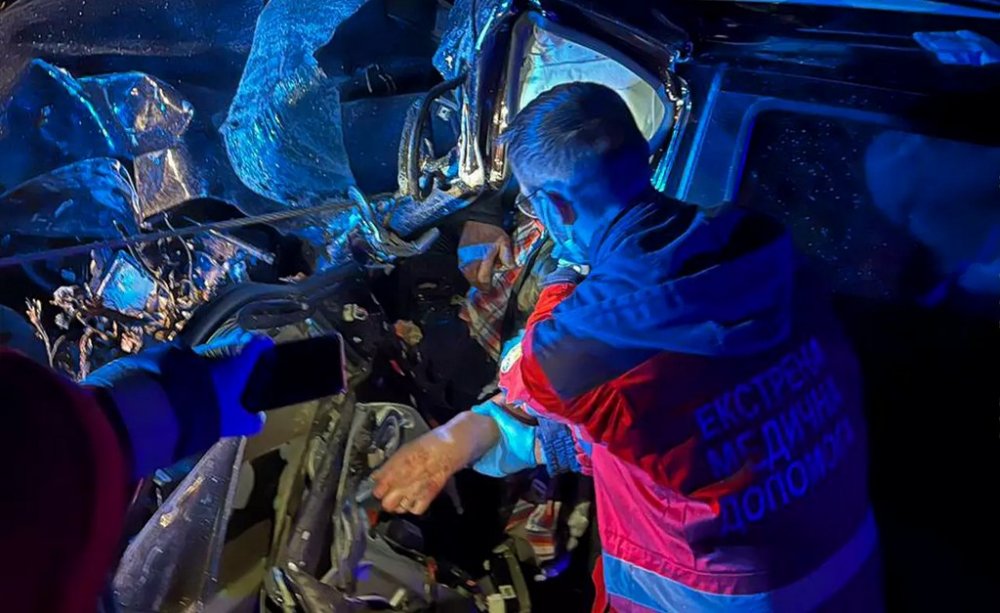 ДТП на Київщині: кросовер влетів у дерево, водія діставали рятувальника (ФОТО)