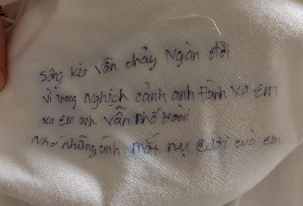 Чоловік знайшов на старому дивані приховане послання, яке змусило його завмерти
