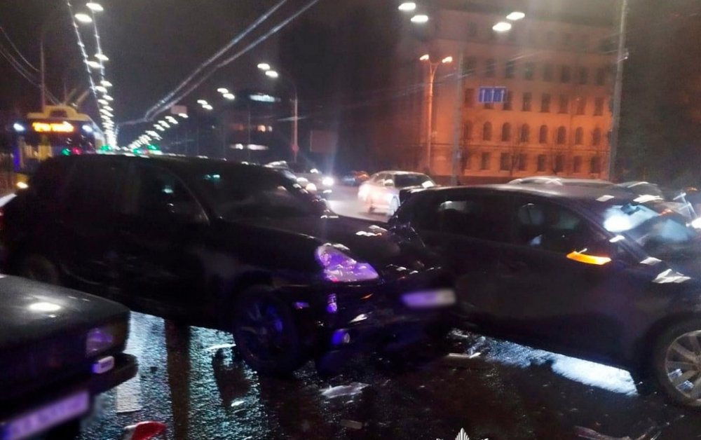 У Києві водій Porsche Cayenne скоїв ДТП, вдарив жінку та поранив молодика з травмату (ФОТО)