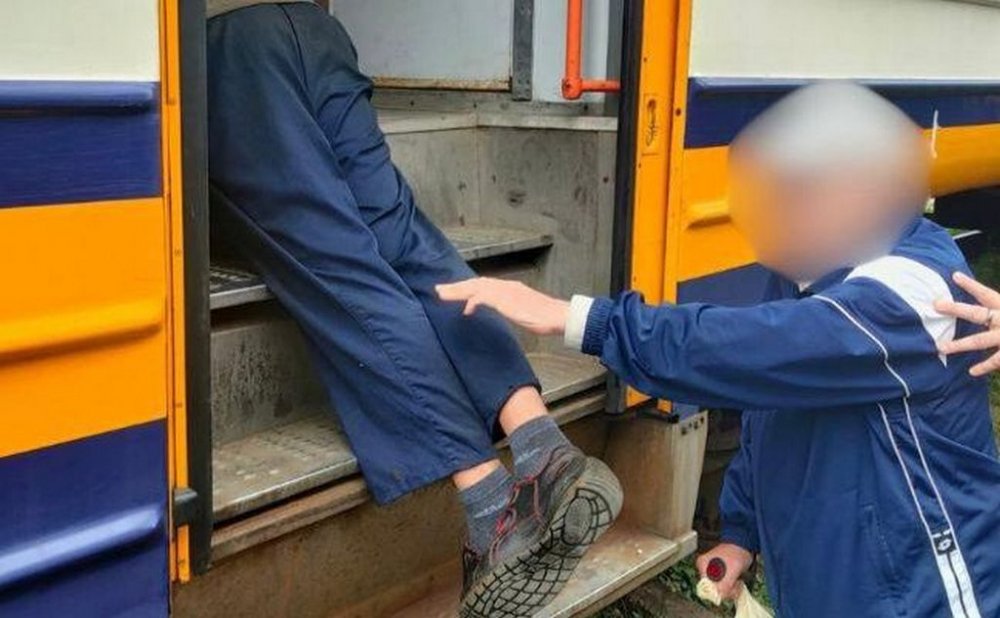 Дідусь застряг у дверях міської електрички та зламав ноги: у Києві судитимуть машиніста