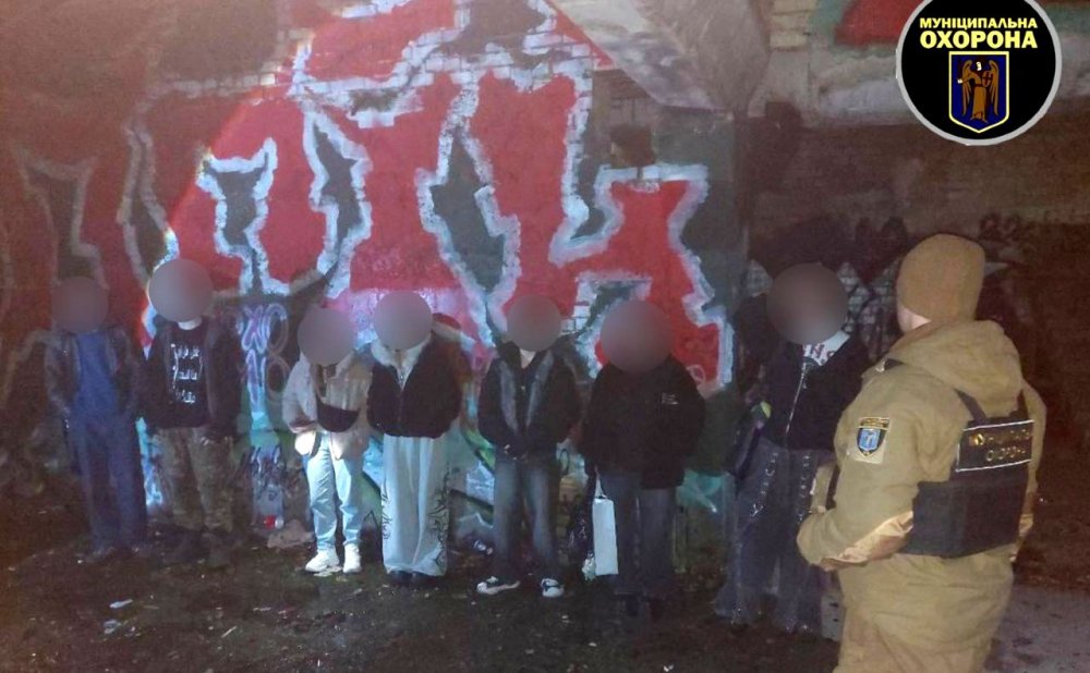 Молодих людей зняли з даху столичної недобудови, де вони влаштували бар (ФОТО)