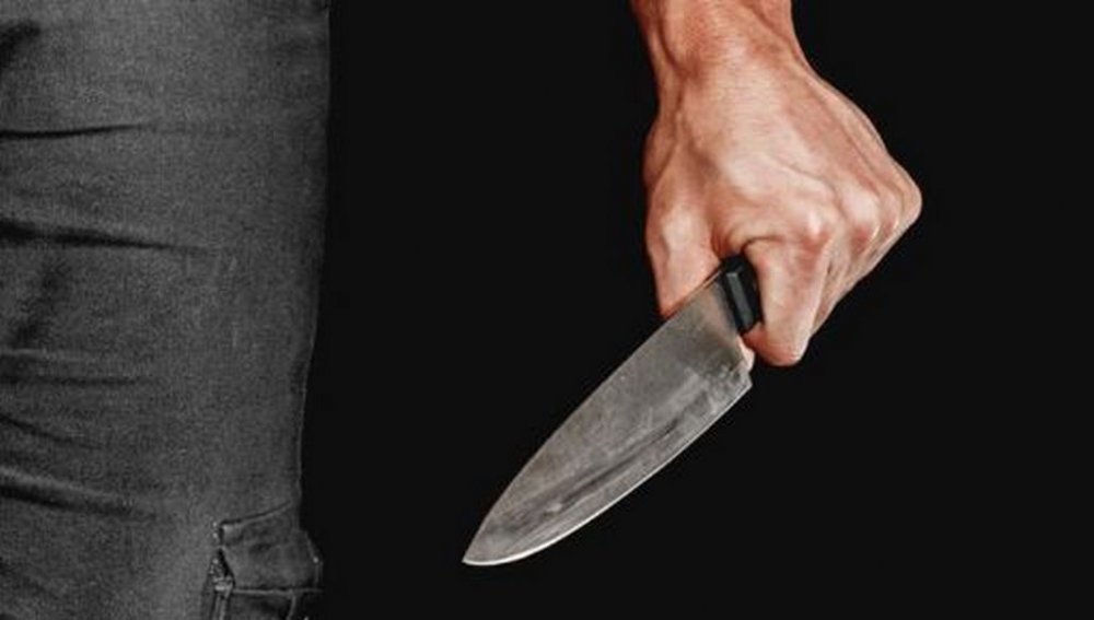 У Києві чоловік із кухонним ножем напав на перехожого, який вступився на дитину